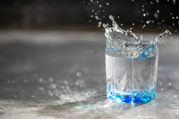 Bicchiere Acqua Dolce Pura Con Spruzzi Gocce Schizzo Liquido Trasparente — Foto Stock