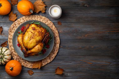 Şükran Günü için fırında tavuk. Ahşap masadaki Şükran Günü yemeği için kızarmış tavuk ya da hindi, biberiye, böğürtlen ve balkabağı. Şükran Günü için şenlik masası ayarları. Boşluğu kopyala
