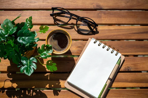 Weißes Blanko Notizbuch Und Kaffeetasse Auf Holztisch Mit Sonnenstrahlen Flacher — Stockfoto