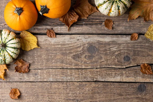 Fondo Otoñal Con Calabazas Hojas Otoñales Sobre Fondo Rústico Madera — Foto de Stock