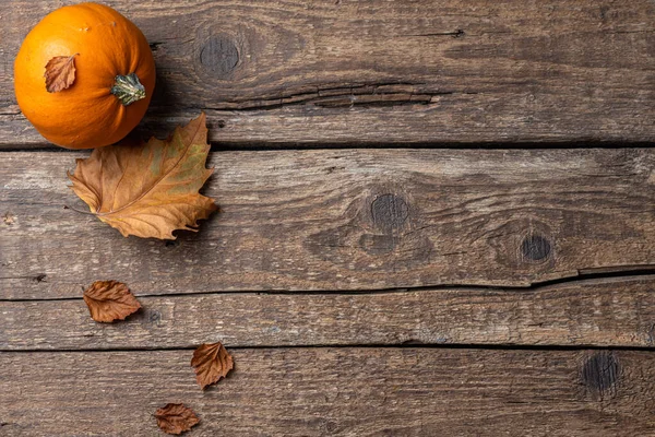 Composición Otoñal Calabazas Hojas Otoñales Sobre Fondo Madera Concepto Día — Foto de Stock