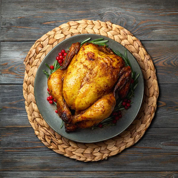 저녁으로 치킨이야 닭고기나 칠면조에 로즈마리와 딸기를 식탁에 요리하였다 추수감사절 컨셉트 — 스톡 사진