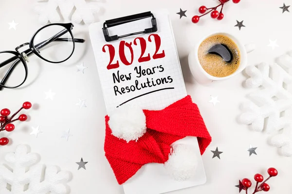 Újévi Fogadalmak 2022 Asztalon 2022 Határozatok Nyitott Notebook Kávéscsésze Karácsonyi — Stock Fotó