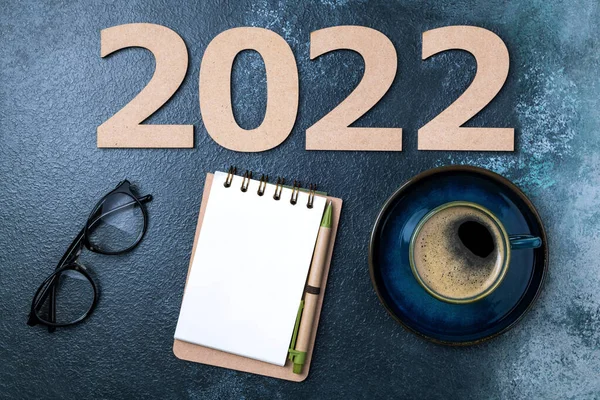 Anul 2022 Notebook Birou 2022 Șablon Caiet Ceașcă Cafea Ochelari — Fotografie, imagine de stoc