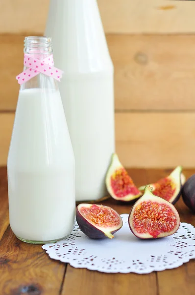 Süt ve incir — Stok fotoğraf