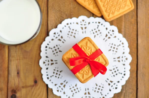 Biscuits cadeaux et lait — Photo