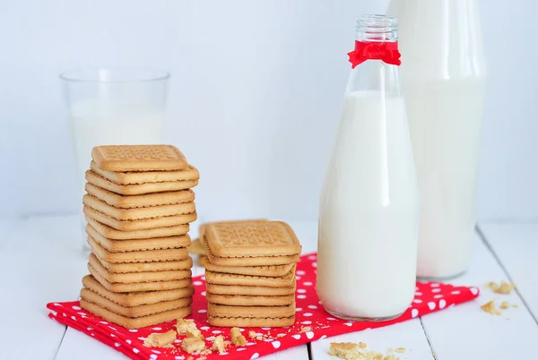 Leche en la botella y galleta —  Fotos de Stock