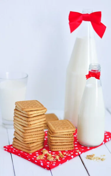 Leche en la botella y galleta —  Fotos de Stock