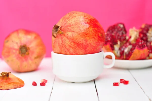 석류 나무 흰색과 분홍색 배경에 컵에 — 스톡 사진