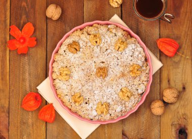 Elmalı turta ceviz ve pudra şekeri, bir fincan kahve ve p