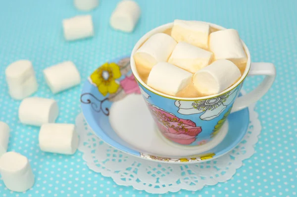 Kawa z marshmallows w filiżance niebieski na papierową serwetkę — Zdjęcie stockowe