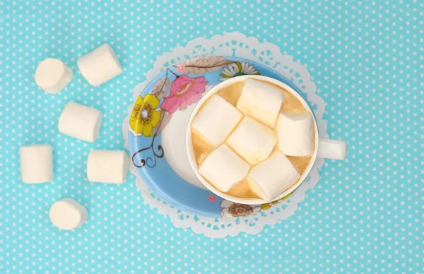 Coffee with marshmallows in a blue cup on a paper napkin. Top vi — Stock Photo, Image