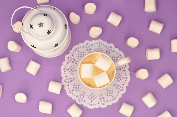 Coffee with marshmallows in a purple mug and white Christmas lan — Stock Photo, Image