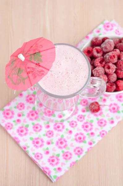 Healthy raspberry smoothie. Frozen raspberries in a bowl on wood — Stock Photo, Image