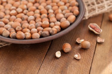 Bir tabak, Fıstık kabukları ve çekirdek fındık ahşap üzerinde fındık