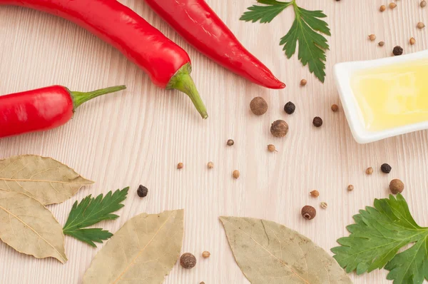 Spezie, prezzemolo, olio d'oliva e peperoncino su un tavolo di legno t — Foto Stock