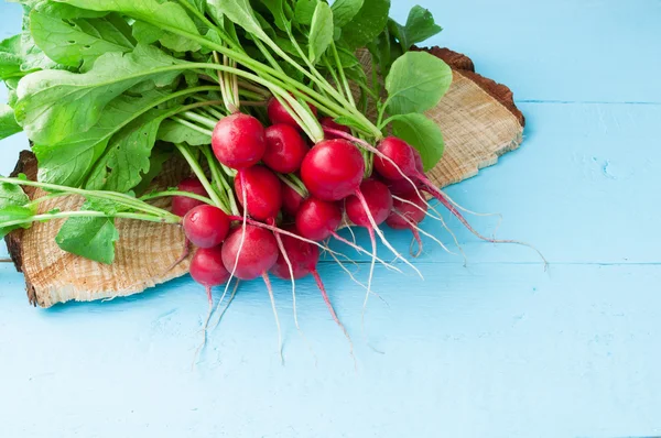 Färska rädisor på ett träbord — Stockfoto