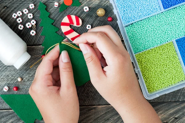 Making of handmade christmas tree toys from felt — Stock Photo, Image