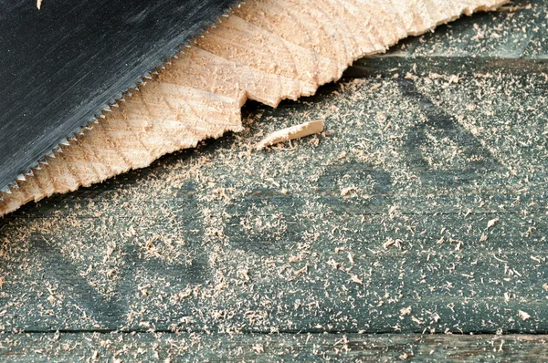 Sägemehl auf dem Holztisch. Tischler-Arbeitsplatz von oben — Stockfoto