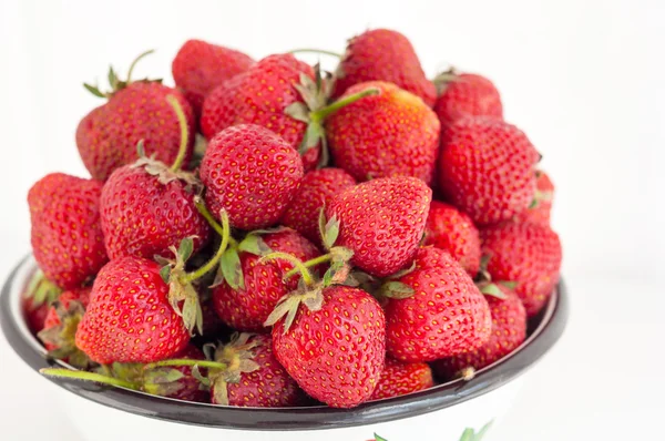 Strawberry berries close up in a rustic bowl on a white backgrou — Stock Photo, Image