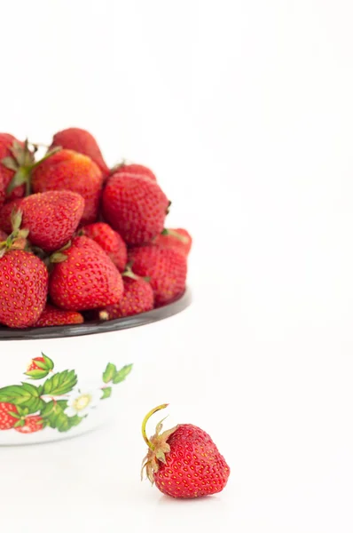 Strawberry berry close up and  berries in a rustic bowl on a whi — Stock Photo, Image