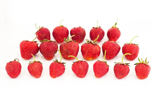 신선한 붉은 익은 딸기 열매에 고립 된 화이트 — 스톡 사진