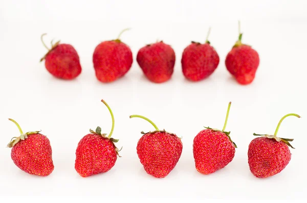 Свежие красные спелые клубничные ягоды, выделенные на белом — стоковое фото