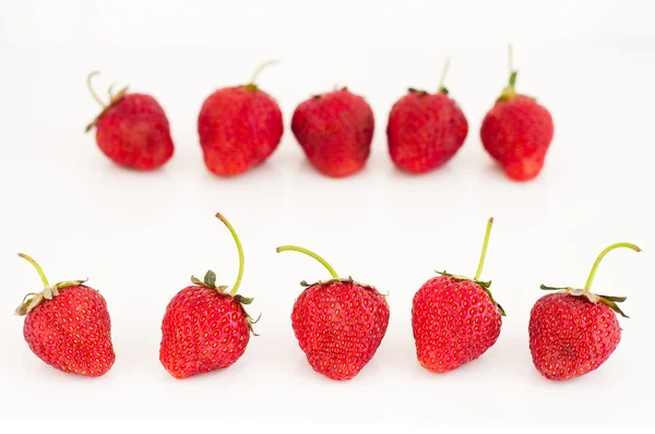 Verse rode rijpe aardbeien bessen geïsoleerd op wit — Stockfoto