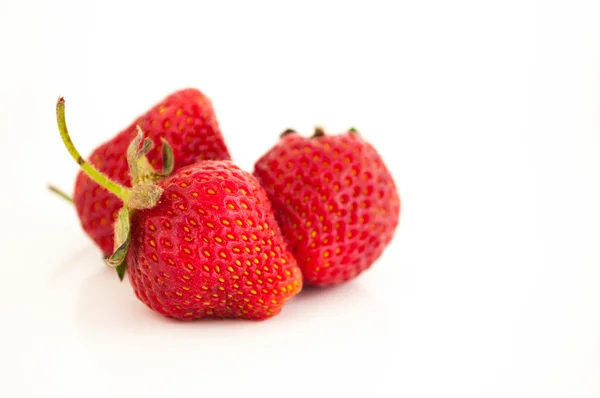 Verse rode rijpe aardbeien bessen geïsoleerd op wit — Stockfoto