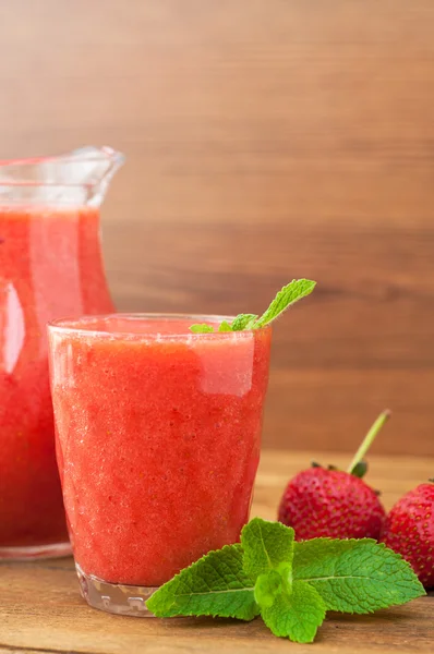 Frullato di fragole con menta su fondo rustico in legno. Hea. — Foto Stock