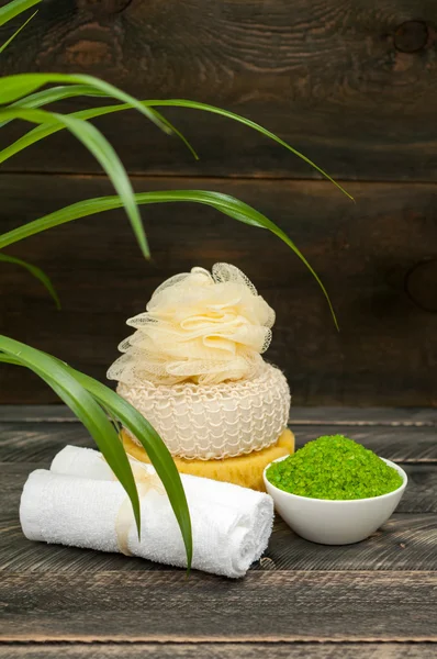 Natural green sea salt, towel and hygiene items for bath and spa — Stok fotoğraf