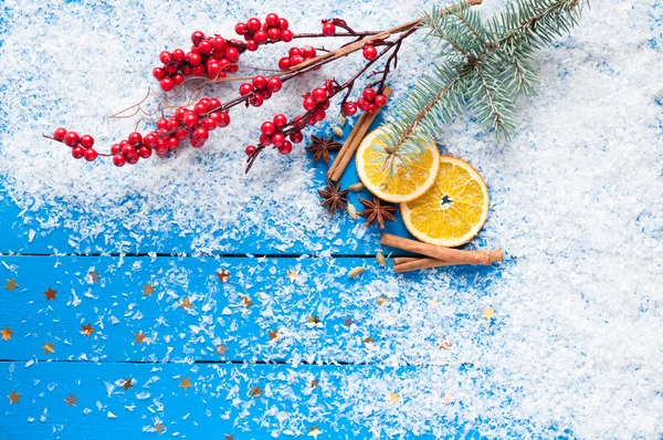 Tarjeta de Navidad. Especias, rodajas de naranja, árbol de Navidad y berrie —  Fotos de Stock