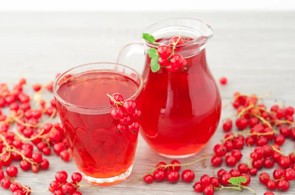 Juice of red currants close up on wooden background — Stock Photo, Image