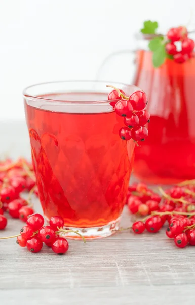 Juice of red currants close up on wooden background — Stock Photo, Image