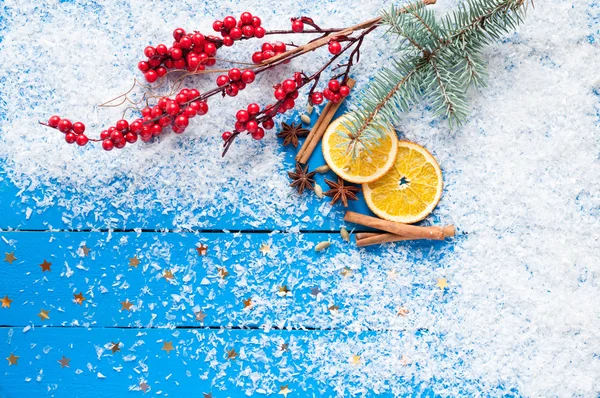 Christmas card. Spices, orange slices, Christmas tree and berrie Stockfoto