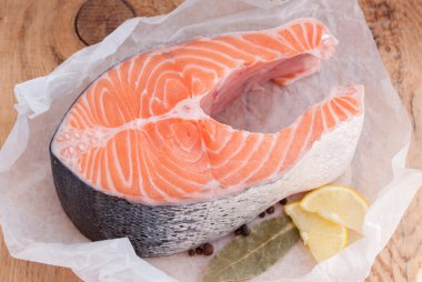 Çiğ somon steak kırmızı balık ve baharat ahşap tablo