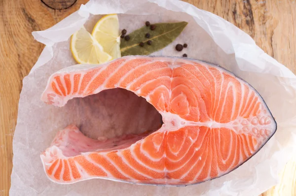 Сырой лосось стейк красная рыба и специи на деревянном столе — стоковое фото