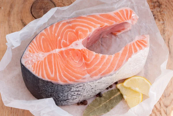 Rauwe zalm steak rode vis en specerijen op houten tafel — Stockfoto