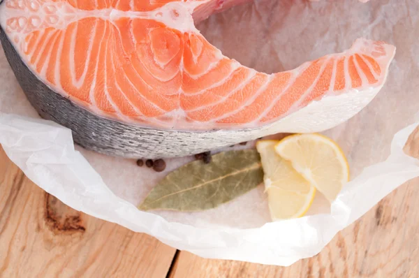 Rauwe zalm steak rode vis en specerijen op houten tafel. Bovenaanzicht — Stockfoto