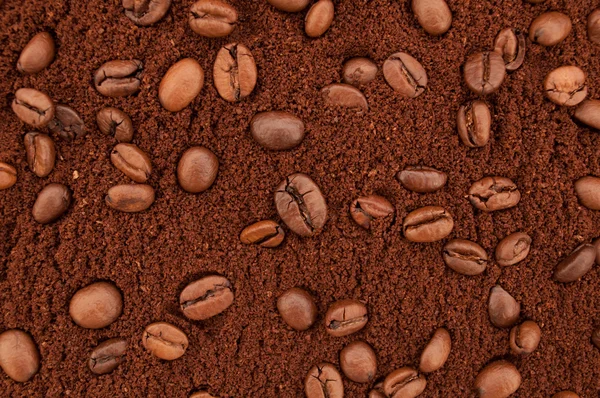 Malt kaffe og kaffebønner bakgrunn – stockfoto