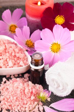 Spa. Deniz tuzu, havlu, kokulu mum ve spa treatme için çiçekler