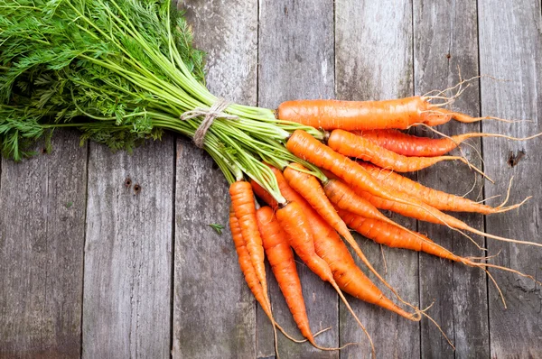 Zanahorias frescas sobre fondo de madera viejo — Foto de Stock