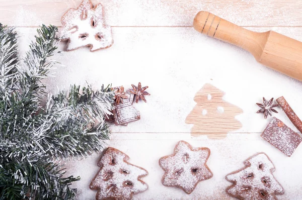 Főzés a cookie-kat. Liszt, csokoládé, fűszerek, egy fa sodrófa — Stock Fotó