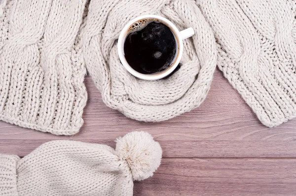 Bufanda y gorra de lana hecha a mano. Ropa de invierno. Café caliente — Foto de Stock