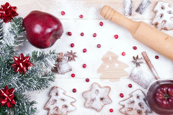 Matlagning cookies. Mjöl, choklad, tranbär, äpplen, kryddor, — Stockfoto