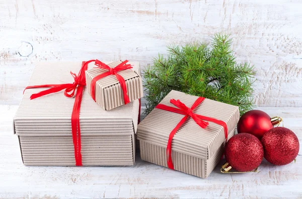 Christmas handmade gift boxes with raffia ribbons, Christmas orn — Stockfoto