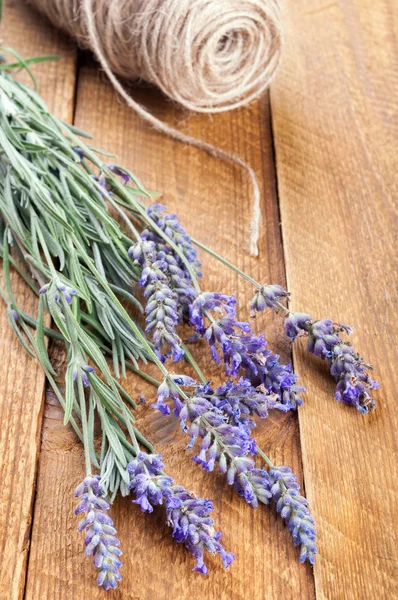 Lavendel auf altem Holzgrund — Stockfoto