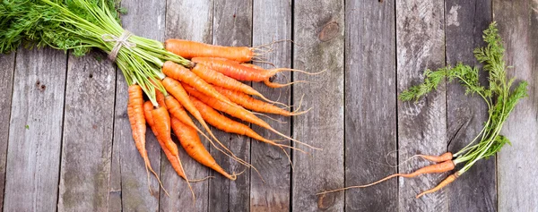 Zanahorias orgánicas frescas en una mesa de madera — Foto de Stock