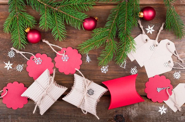 Maken van handgemaakte christmas gift tags en Kerstmis gift vakken op — Stockfoto
