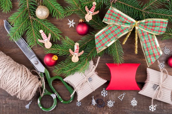 Herstellung und Dekoration handgefertigter Weihnachtsgeschenkboxen auf Holztisch — Stockfoto